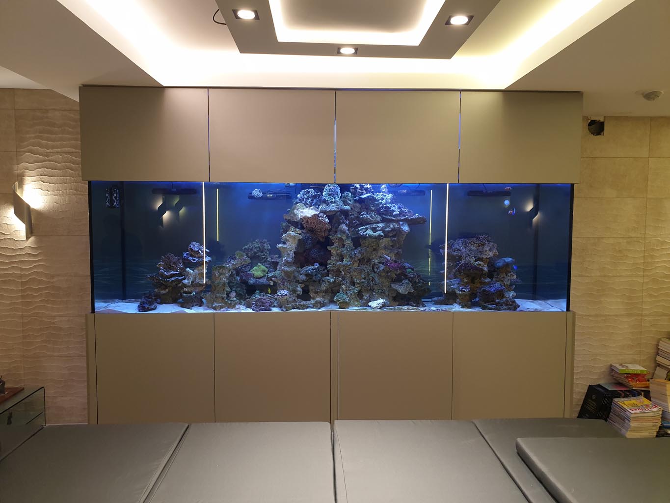 Meuble d'aménagement avec aquarium